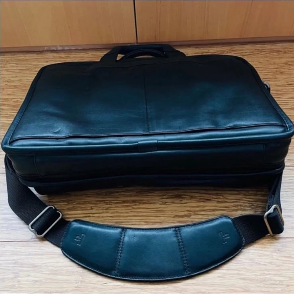 LIKE NEW - Tumi Alpha 2 T-Pass Medium Screen Laptop Slim Leather